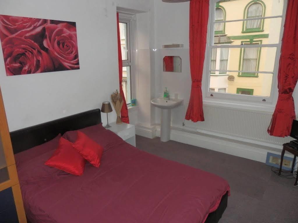 Ocean Backpackers Self-Catering Hostel Ilfracombe Bagian luar foto